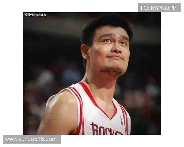 姚明在赛场上感动落泪眼圈红了展现运动员的坚韧与柔情