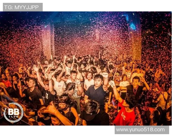 足球明星浴缸中放烟花的奇趣瞬间引发社交媒体热议与粉丝狂欢