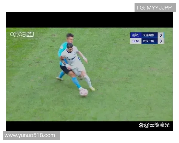 足球明星亲自赠送球迷定制裤子让球迷感受独特魅力与温暖 足球明星亲自赠送球迷定制裤子让球迷感受独特魅力与温暖